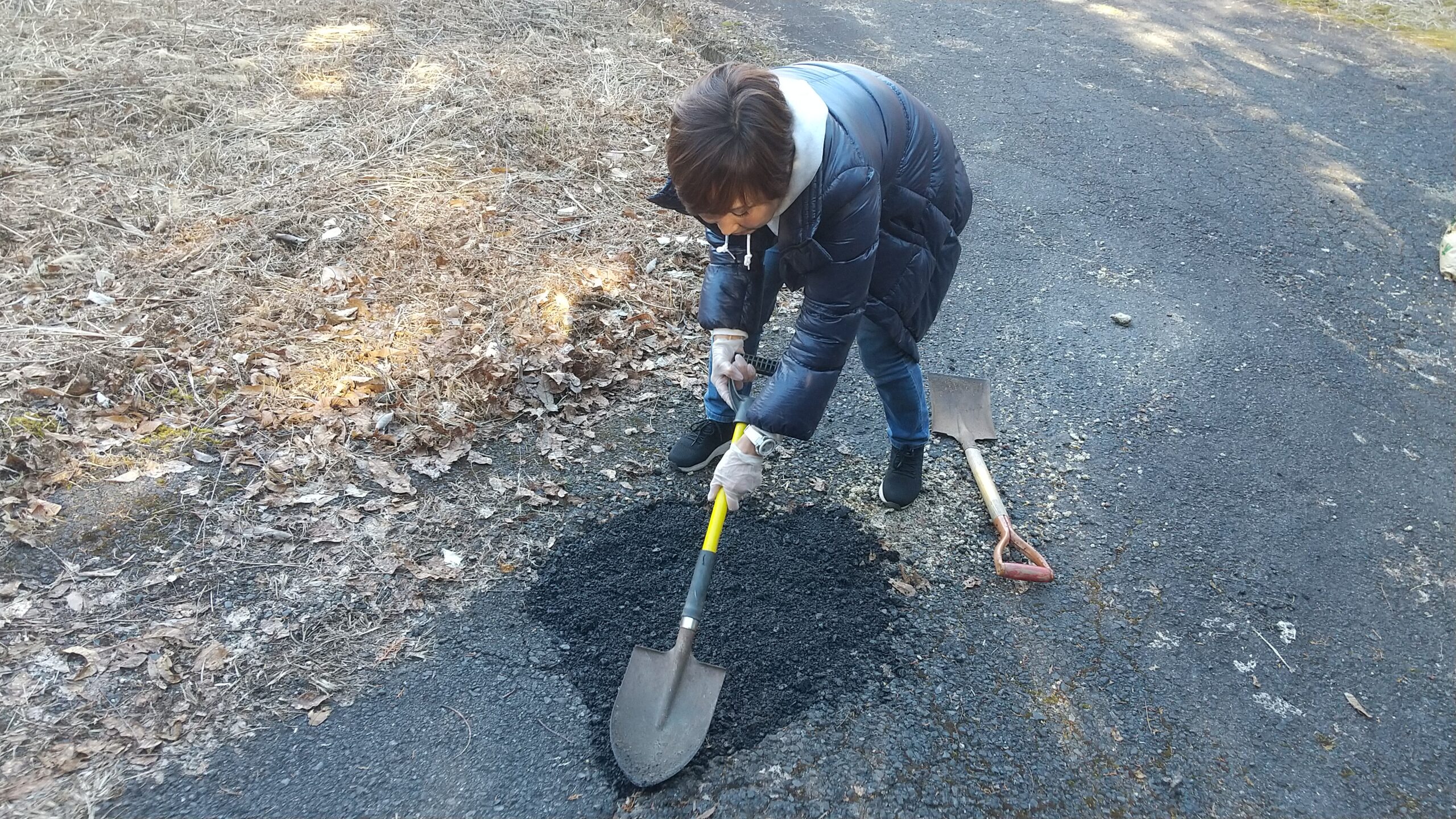 別荘地内の道路補修を行いました！